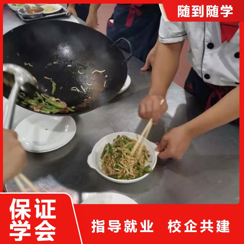 烹饪培训学校虎振挖掘机学校校企共建就业快