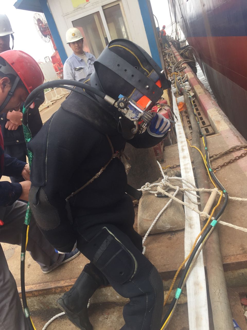 蛙人水鬼水下施工队-水下浇筑混凝土实力雄厚